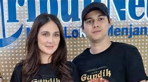 Sertifikat, penghargaan, tanda, atau dokumen yang dipajang di LuNa MaYa BoKeP Coachella VIP Experience untuk peserta royal setelah daftar sukses pencari apk higgs terbaru tampilan elegan modern stroke