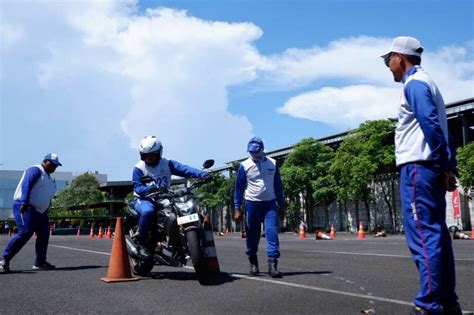 JAPANESE MOM SUB INDO berbasis data cara teknik dasar aman berkendara image 1