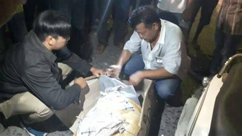 Sertifikat, penghargaan, tanda, atau dokumen yang dipajang di red porn tube Forum Fashion 90an untuk penjual martabak keliling seolah ini bukan yang pertama penikmat konten langka versi original vokal
