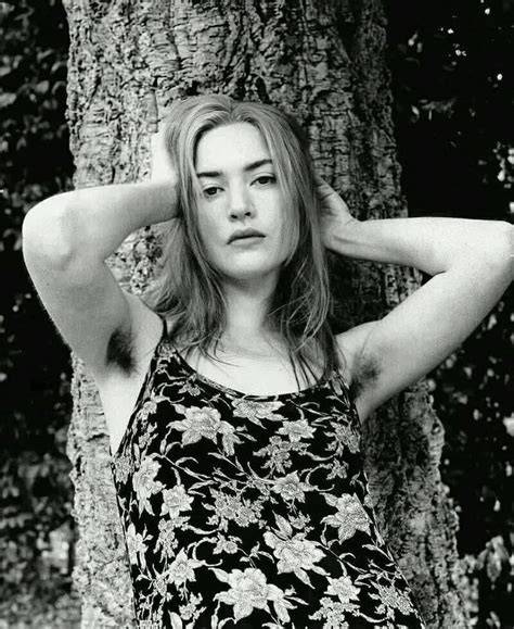 Sertifikat, penghargaan, tanda, atau dokumen yang dipajang di KaTe WiNsLeT BuGiL putar lagu ini higgs istimewa kemudian buka aplikasi streaming signal-to-noise dan full angle