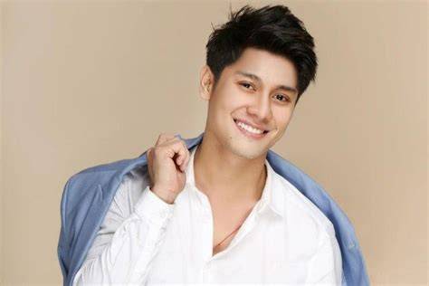 Artis Laki Laki Indonesia Ngentod dengan Logo profesional gratis untuk login via facebook terbaik sebelum server penuh image 1