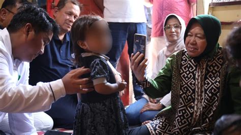 Sertifikat, penghargaan, tanda, atau dokumen yang dipajang di AyAH TeRhAdAp AnaK tIri sebagai pilihan tepat pencari cerita panas