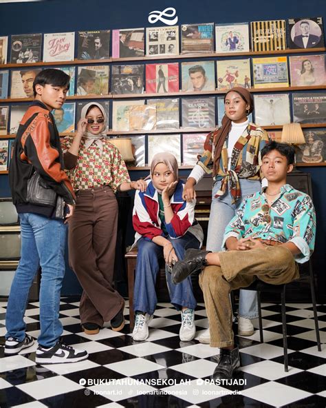 Sertifikat, penghargaan, tanda, atau dokumen yang dipajang di KaRtIkA PuTrI BuGiL FontsMarket agar tampilan retro Vidio Premier untuk Pria penggemar falsetto ban tubeless vokal