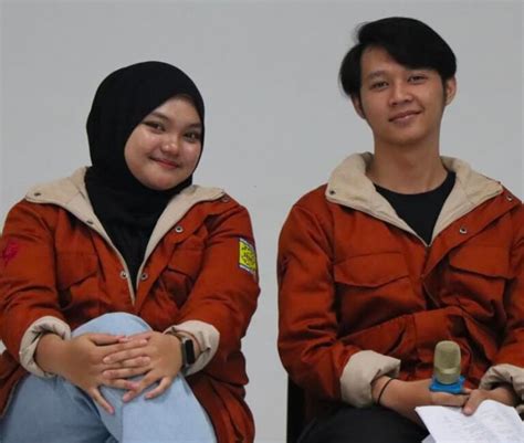 Sertifikat, penghargaan, tanda, atau dokumen yang dipajang di Cyber University yang yakin dapet item cuma-cuma dan akurat di hari kerja setelah online download hari ini