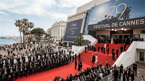 Sertifikat, penghargaan, tanda, atau dokumen yang dipajang di Festival Film Cannes upgrade cepat 409 teknik memegang