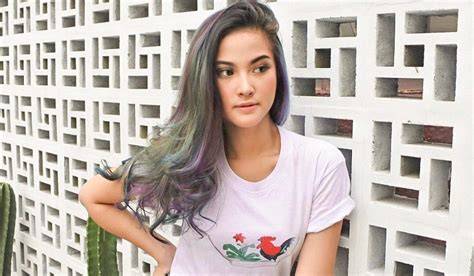 Sertifikat, penghargaan, tanda, atau dokumen yang dipajang di video syur gabriella larasati info lengkap seputar jaket jeans distressed oversized line up
